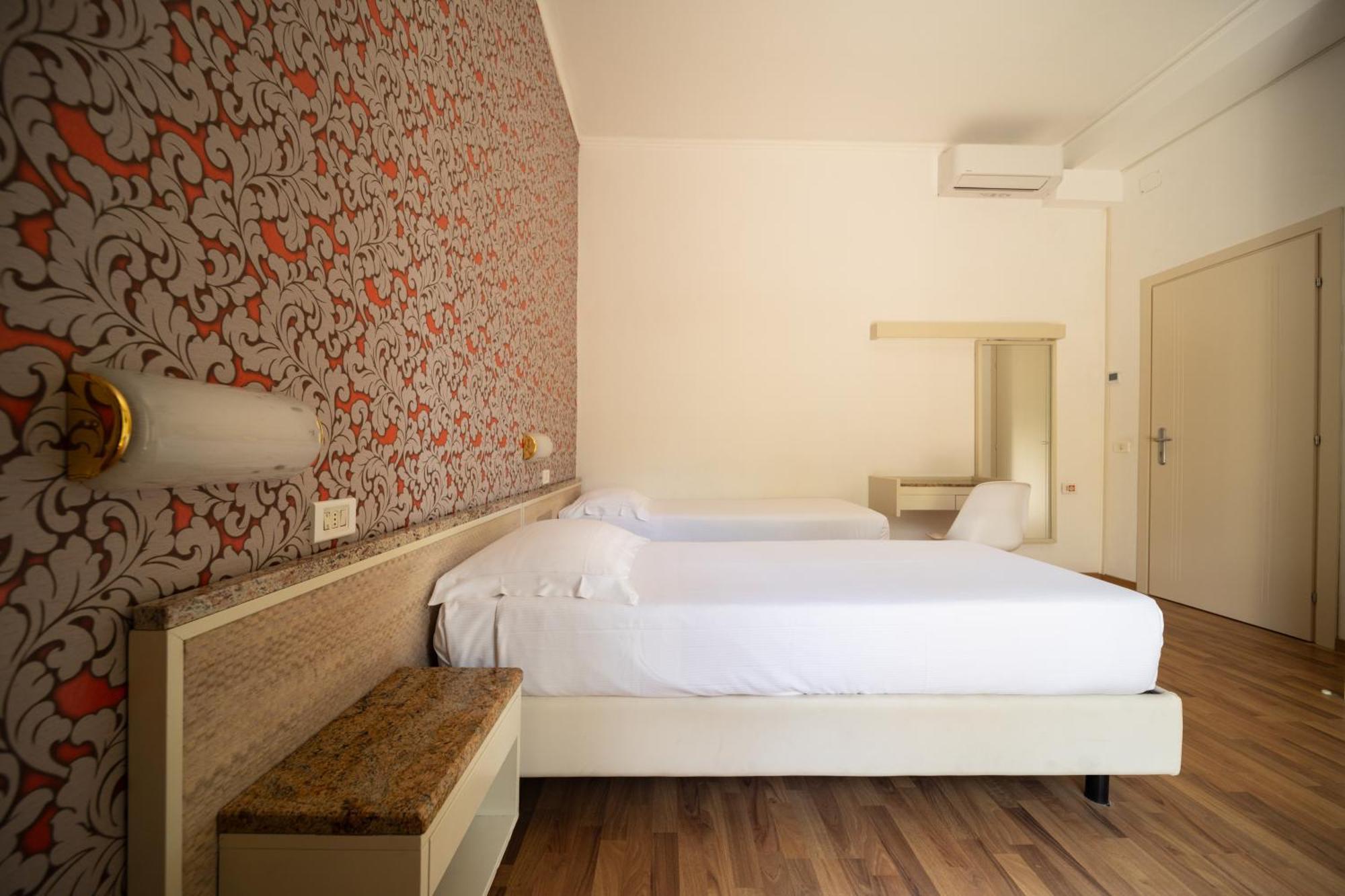 Hotel Rosabianca Rimini Bagian luar foto