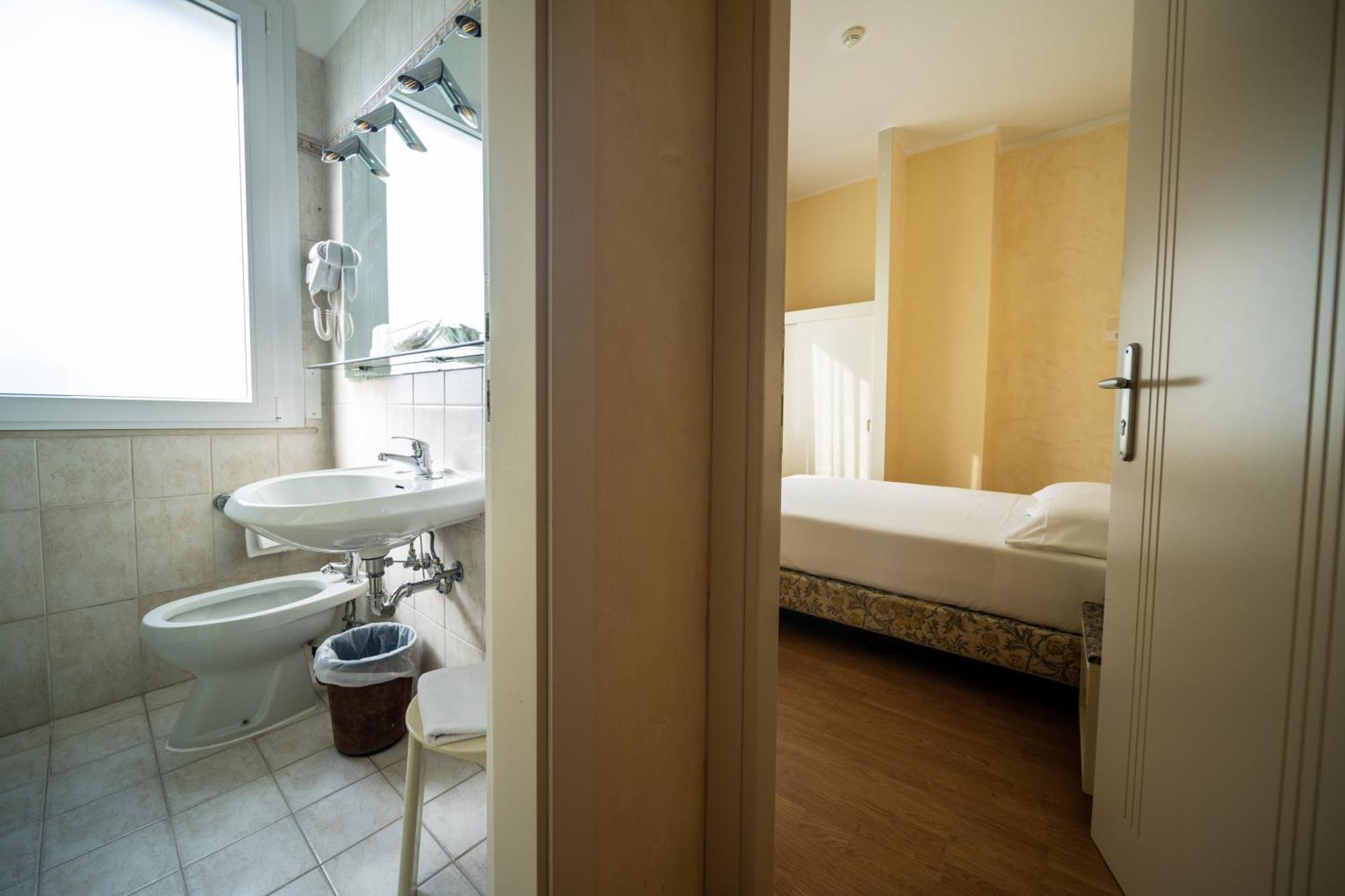 Hotel Rosabianca Rimini Bagian luar foto